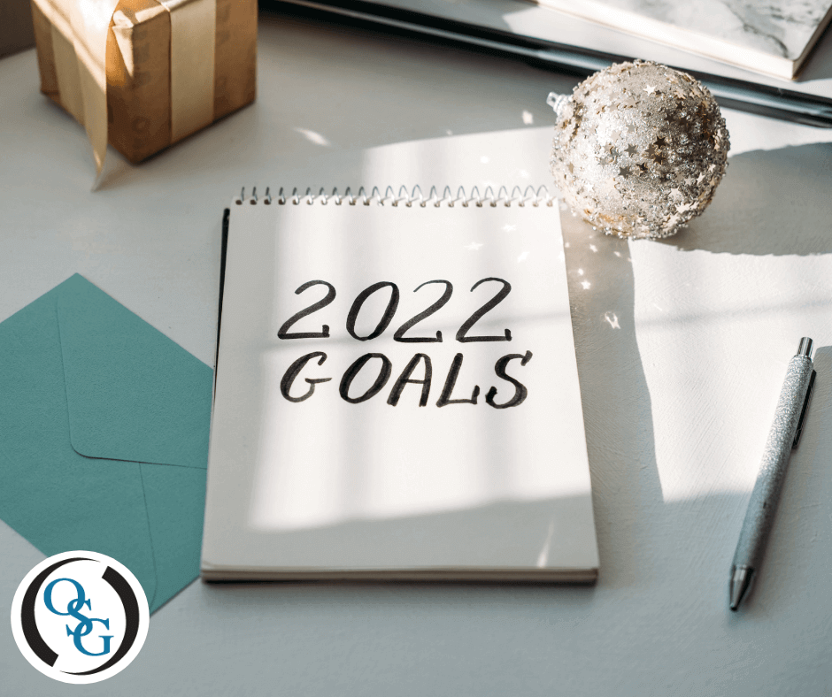 A notepad with "2022 Goals" written on it